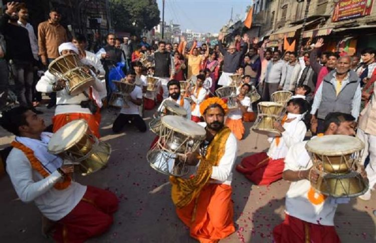 डमरु के डम-डम से गूंज उठा विश्वनाथ धाम, मंत्री नीलकंठ तिवारी ने की काशीवासियों से 3 दिनों तक दीपोत्सव मानने की अपील...