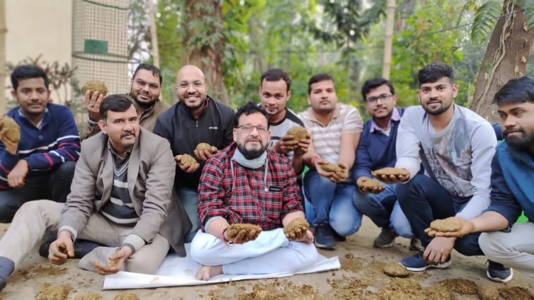 गोबर पथवाने वाले BHU के प्रोफेसर घिरे! संसद में उठी कार्रवाई की मांग, छात्रों के आर्थिक हालात सुधारने का था दावा...