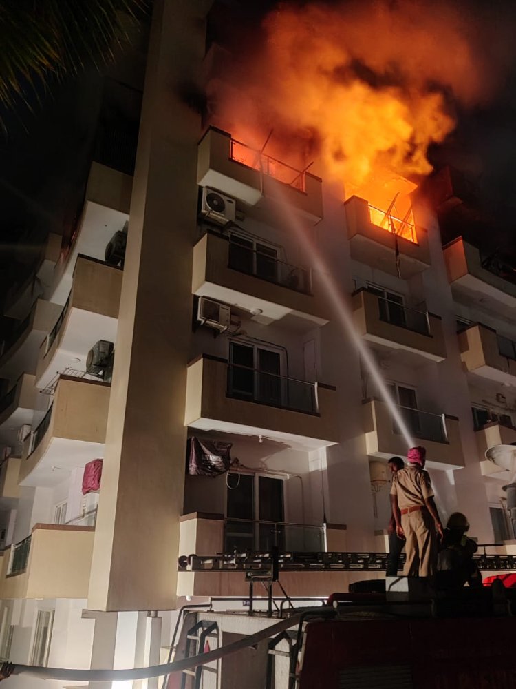 10 तस्वीरों में देखें आग का तांडव: प्रशासन की तत्परता से बची 50 जिंदगियां, डीएम के आदेश पर बिल्डिंग की जांच शुरू...