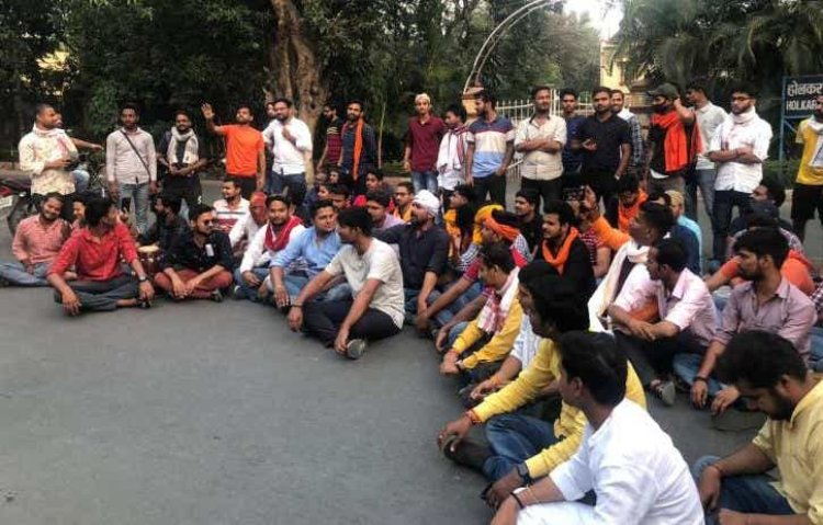 BHU में रोजा इफ्तार पर बवाल: VC आवास के सामने हुआ हनुमान चालीसा, विश्वविद्यालय का तर्क इफ्तार की परंपरा नई नहीं...