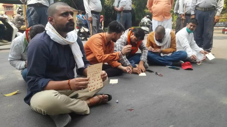BHU में इफ्तार पार्टी का विरोध कर रहे छात्रों ने खून से लिखी चिट्ठी, इस्लामीकरण बंद कराने की मांग...