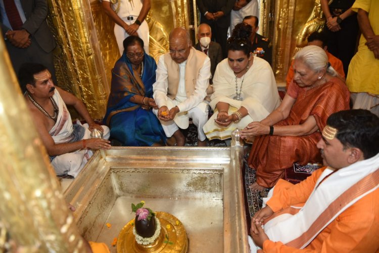 #Photos: राष्ट्रपति ने श्री काशी विश्वनाथ का किया दुग्धाभिषेक, अपलक निहारते रहे धाम की भव्यता...