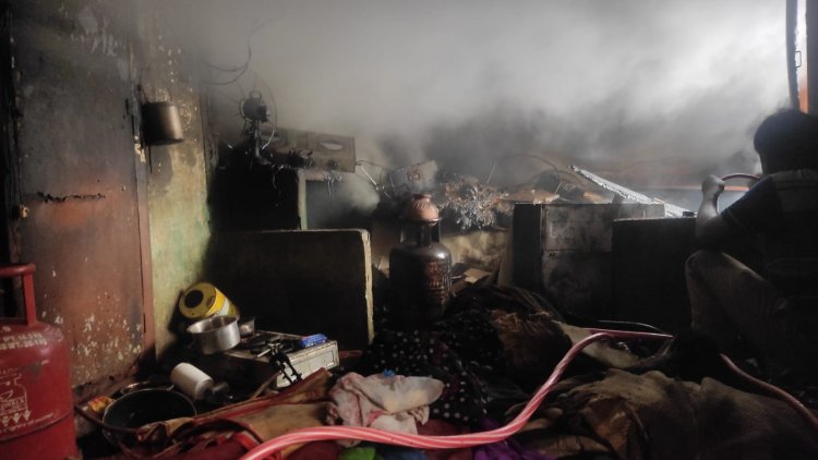#Photos: शॉर्ट सर्किट से मकान में लगी आग, झुलसने और दम घुटने से महिला की मौत...
