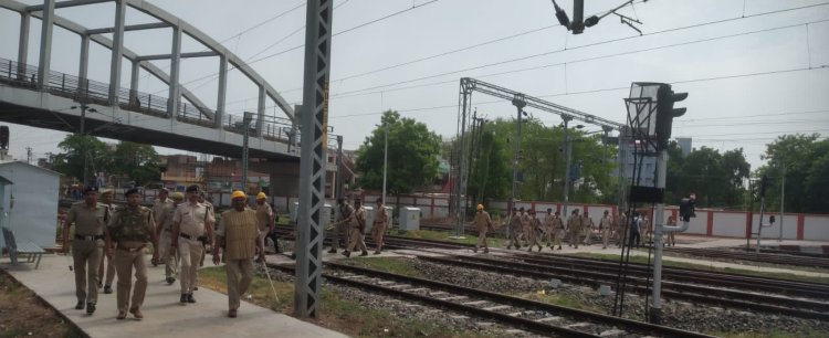 वाराणसी से गुजरने वाली 11 ट्रेन रद्द: रेलवे स्टेशन पर सुरक्षा के मुकम्मल इंतजाम, किया गया रूट मार्च... 