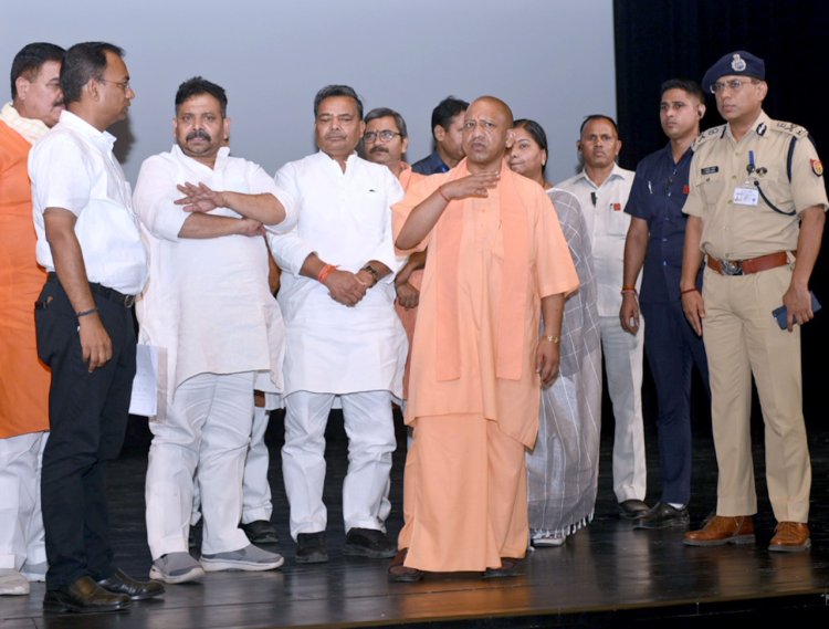 #Photos : CM ने PM आगमन की तैयारियों को परखा, अफसरों को निर्देशित कर लखनऊ रवाना...