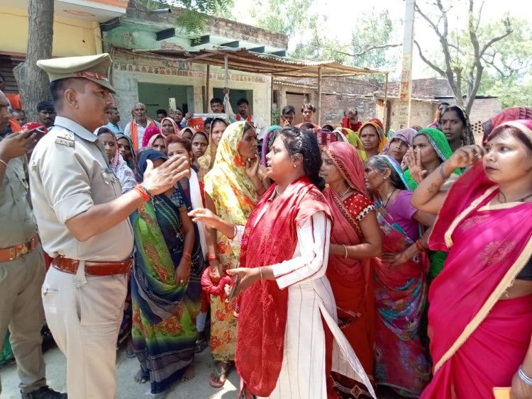 शराब की दुकान का चक्काजाम कर महिलाओं ने किया विरोध, डेढ़ घंटे बाद आश्वास पर माने...