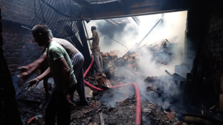 7 घंटे तक जलता रहा आरा मशीन गोदाम, दमकल की 8 गाड़ियों ने पाया आग पर काबू...