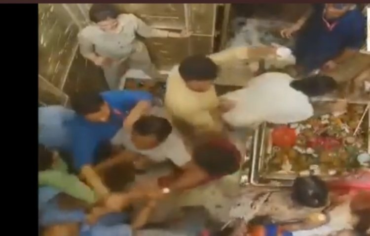 Viral Video: श्री काशी विश्वनाथ मंदिर में मारपीट, श्रद्धालु और सेवादारों ने एक दूसरे पर लगाया आरोप, थाने में पड़ी तहरीर...