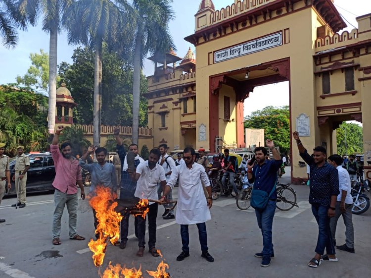 BHU: छात्रों ने विश्वविद्यालय प्रशासन का फूंका पुतला, उमंग फार्मेसी से रिकवरी कराने की मांग...