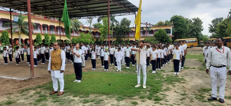 मार्च पास्ट कर बच्चों ने दी तिरंगे को सलामी, सांस्कृतिक कार्यक्रम ने मन मोहा...