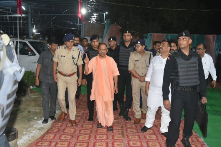 #Photos: वाराणसी पहुंचे CM योगी ने पुलिस लाइंस में बने ट्रांजिट हॉस्टल का किया निरीक्षण, बच्चों से मिलकर हुए खुश...
