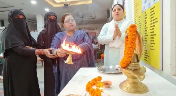 ज्ञानवापी श्रृंगार गौरी प्रकरण में कोर्ट के आदेश का मुस्लिम महिलाओं ने किया स्वागत, उतारी भगवान शिव की आरती...