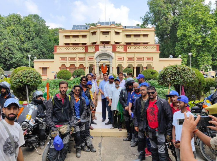 दिल्ली से निकली फिट इंडिया फ्रीडम राइडर्स बाइक रैली का बीएचयू में हुआ स्वागत, पटना के लिए हुए रवाना