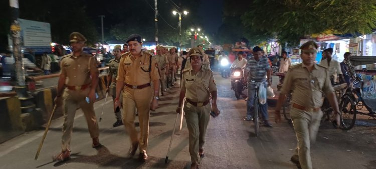 DCP काशी जोन ने पैदल गस्त कर कहा सोशल मीडिया के अफवाह न दें ध्यान, अफवाह फैलाने वालों की सूचना पुलिस को देने की अपील...