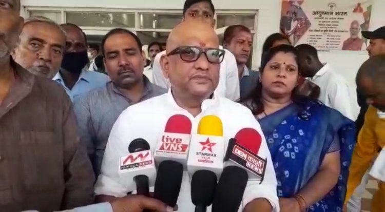 #BhadohiFire: कांग्रेस नेता अजय राय भी अस्पताल पहुंचकर जाना झुलसे लोगों का हाल, घटना को लेकर  सरकार को जिम्मेदार बताया...