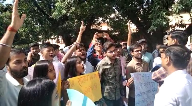 BHU: दीक्षांत में केवल मेडल प्राप्त छात्रों को उपाधि देने से नाराज छात्रों ने सेंट्रल ऑफिस पहुंचकर दिया ज्ञापन, बोले छात्र- हो रहा भेदभाव...
