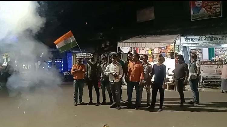 टीम इंडिया की जीत पर चकिया नगर में युवाओं ने मनाया जश्न, जमकर की आतिशबाजी...