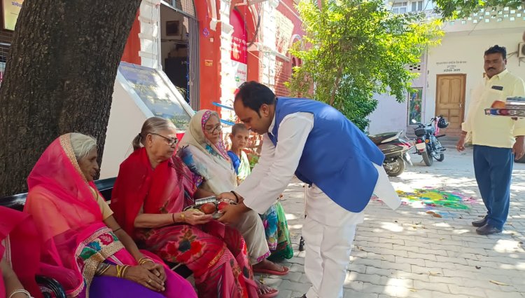 दुर्गाकुंड वृद्धाश्रम में BJP के जिला मंत्री समर्थकों संग मनाई दीपावली, माताओं को तीर्थ यात्रा कराने का दिया आश्वासन...