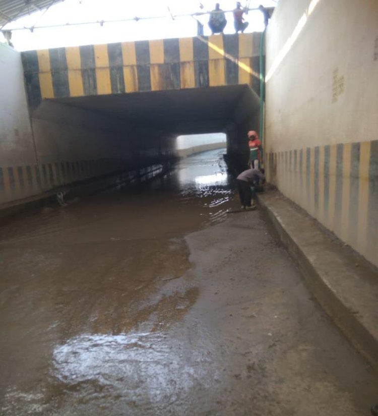 खबर का हुआ असर, अधिकारियों की टूटी नींद,रेलवे अंडरपास के नीचे जलजमाव का पंपिंग सेट से निकाला गया पानी 