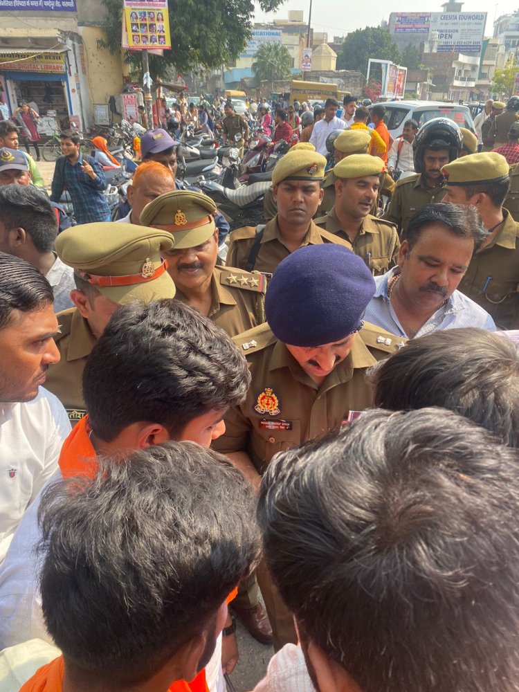 धार्मिक स्थल के निर्माण से नाराज UP कॉलेज के छात्रों ने किया प्रदर्शन, पुलिस ने समझाकर कराया शांत..
