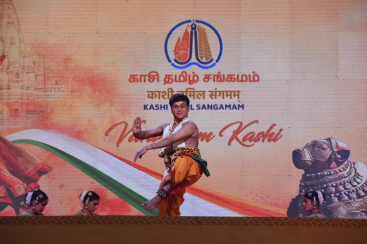 काशी तमिल संगमम: सांस्कृतिक संध्या का उठाया लुत्फ, तमिल व्यंजन के प्रति दिखाई रुचि...