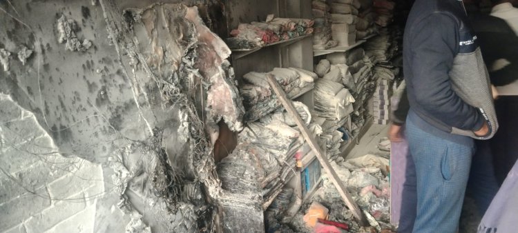 कपड़े की दुकान में लगी आग से लाखों का सामान जलकर खाक, घटना के कारणों की जांच कर रही पुलिस...