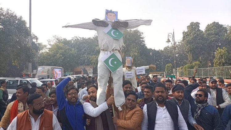 BJP कार्यकर्ताओं ने फूंका पाकिस्तानी विदेश मंत्री का पुतला, बोले पंकज सिंह- पाक हुक्मरानों की मनोदश है विकृत...