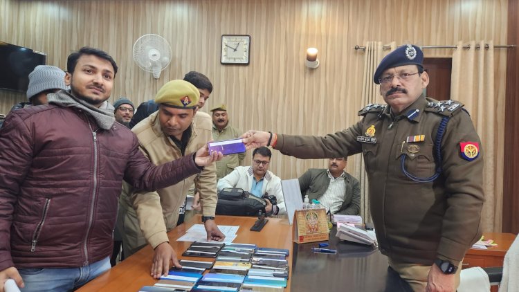 गुम हुए मोबाइल फोन पाकर खिले स्वामियों के चेहरे, पुलिस ने 45 फोन बरामद कर लौटाया...