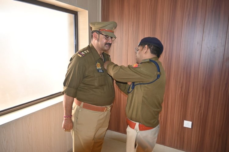 DCP ने दिया 12 पुलिसकर्मियों को गृह मंत्रालय द्वारा उत्कृष्ट सेवा सम्मान... 
