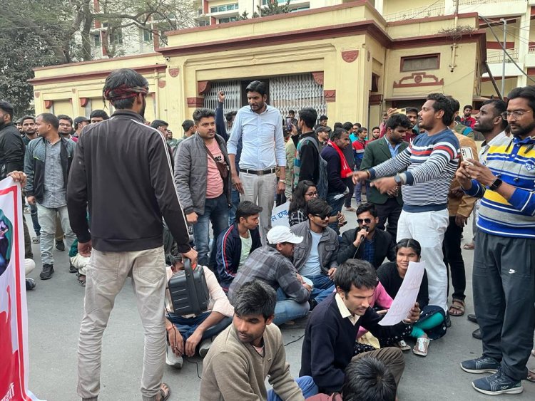 छेड़खानी की घटना से नाराज दृष्टिबाधित छात्रों ने BHU मुख्यद्वार के बाद VC आवास पर दे रहे धरना, जाने क्या है वजह...