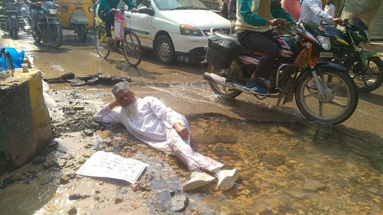 सड़क पर बह रहे पानी के विरोध में पूर्व पार्षद ने किया अनोखा प्रदर्शन, लेट गए रोड पर...