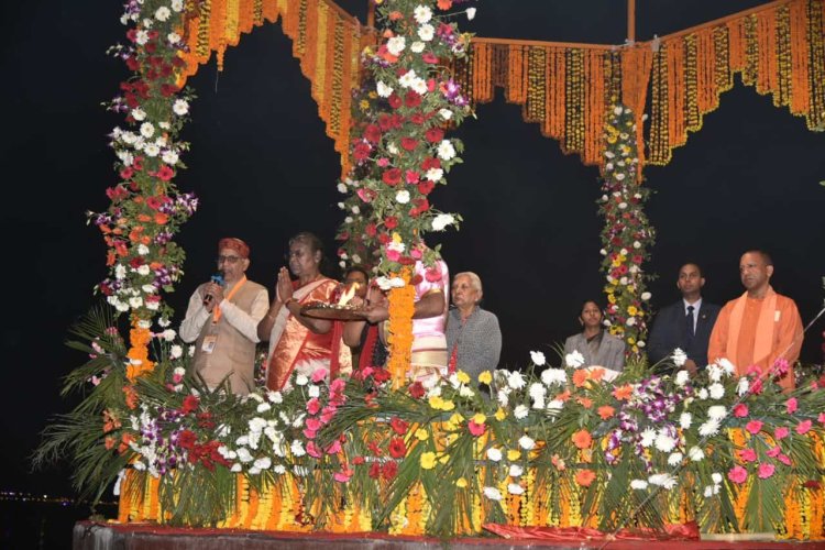 #Photos: राष्ट्रपति द्रोपदी मुर्मू ने देखी गंगा आरती: पुत्री संग लिया यह संकल्प, देव दीपावली जैसा रहा दिव्य नज़ारा...