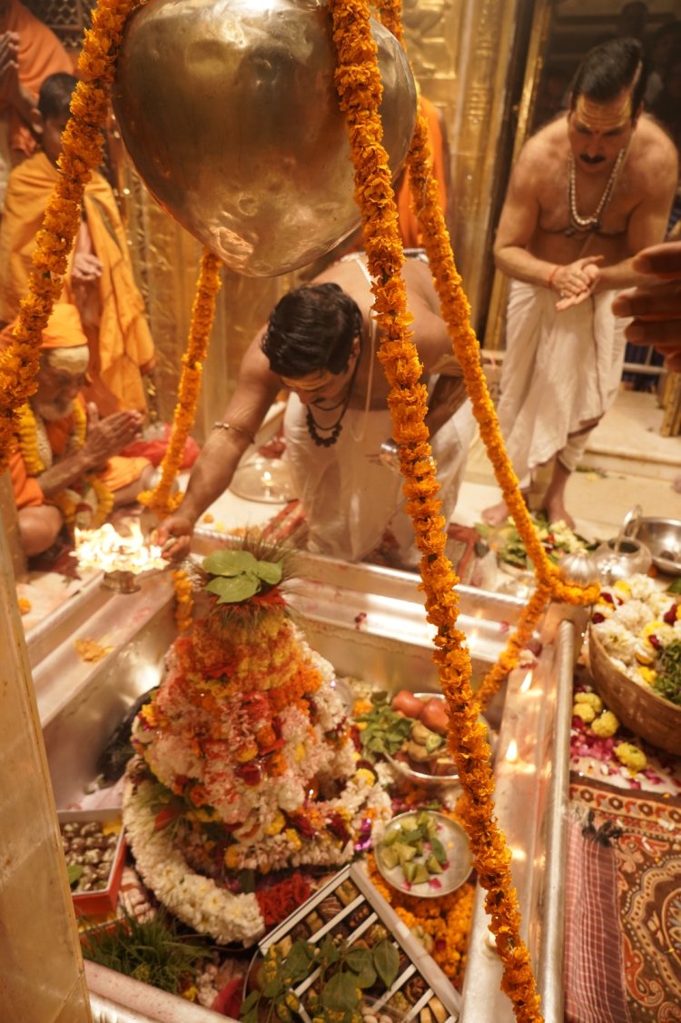 #Mahashivratri- बाबा के दरबार में उमड़ी आस्था : रुद्राक्ष, फल व मेवे का सेहरा पहनेंगे 'बाबा विश्वनाथ'