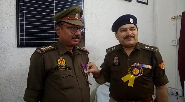 DCP ने प्रभारी निरीक्षक भेलूपुर के वर्दी पर लगाया उत्कृष्ट सेवाओं के लिए मिला पदक... 