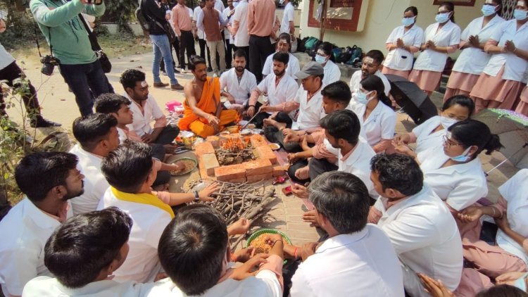 BHU के नर्सिंग छात्रों का धरना जारी: बुद्धि-शुद्धि यज्ञ कर प्रशासन को चेताया, ट्विटर पर शुरु किया हैशटैग...