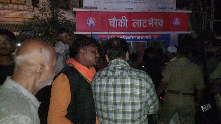 लाटभैरव पुलिस चौकी के पास जनता उतरी सड़क पर, बिजली गुल होने से जनजीवन बुरी तरह प्रभावित...