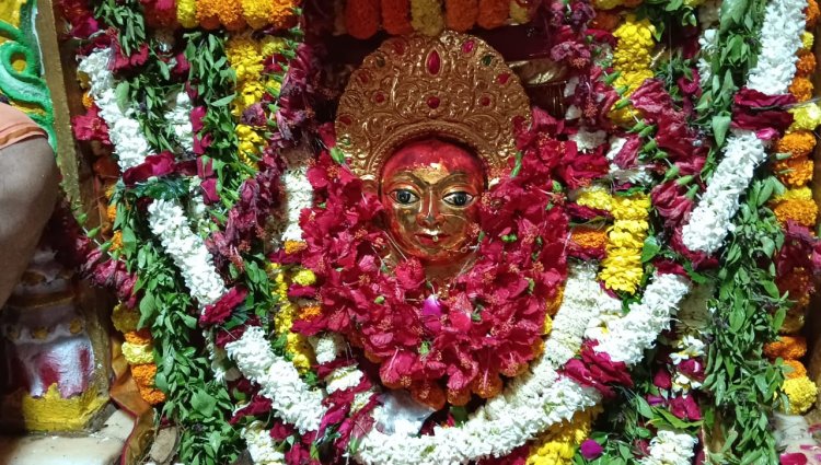 नवरात्र में शुरु हुआ देवी अर्चना: माता शैलपुत्री और मुखनिर्मलिका के दर्शन को उमड़ी भीड़...