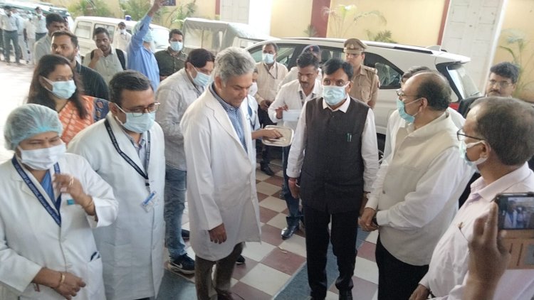 केंद्रीय स्वास्थ्य मंत्री  डॉ मनसुख मांडविया ने BHUसर सुन्दरलाल अस्पताल और ट्रामा सेंटर का किया निरीक्षण...