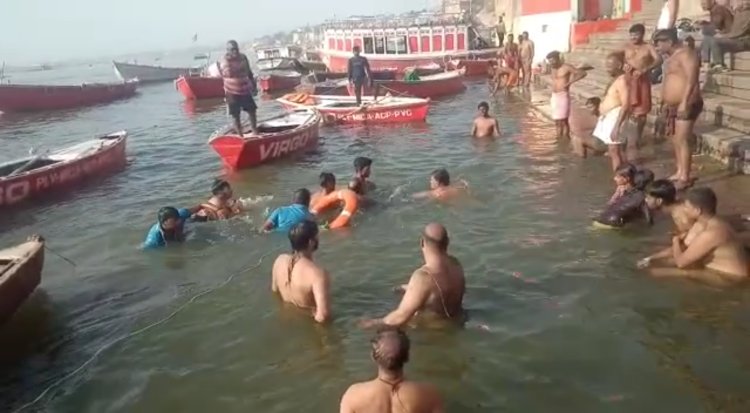 अहिल्याबाई घाट पर स्नान के दौरान गंगा में डूबते दो युवकों को PAC के जवानों ने बचाया