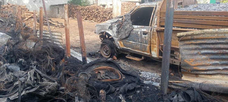 खराब टायर की गोदाम में लगी आग ने लकड़ी के टाल को लिया जद में, भारी मशक्कत के बाद पाया गया काबू...