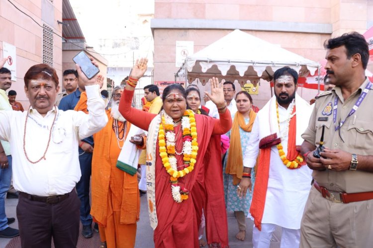 श्री काशी विश्वनाथ मंदिर में केंद्रीय मंत्री साध्वी निरंजन ज्योति ने किया दर्शन - पूजन