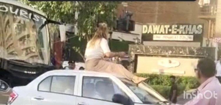 मंडुवाडीह चौराहे पर विदेशी महिला ने किया जमकर तमाशा, वीडियो बनाते रहे राहगीर...