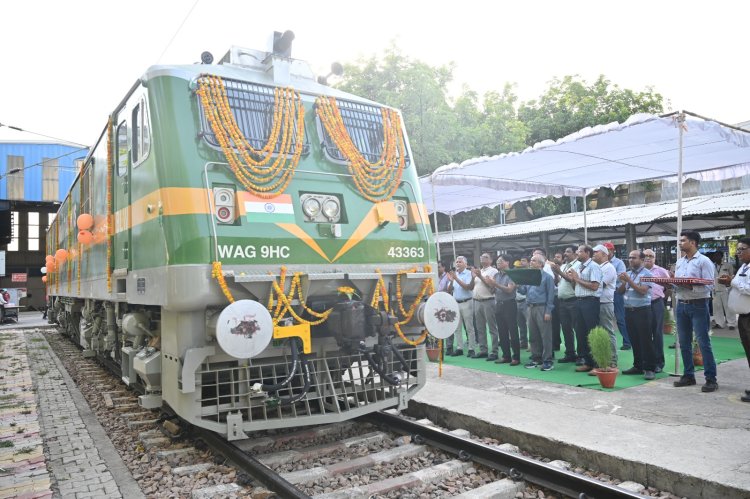बरेका निर्मित 1500वें विद्युत रेल इंजन का महाप्रबंधक ने हरी झंडी दिखाकर किया लोकार्पण...