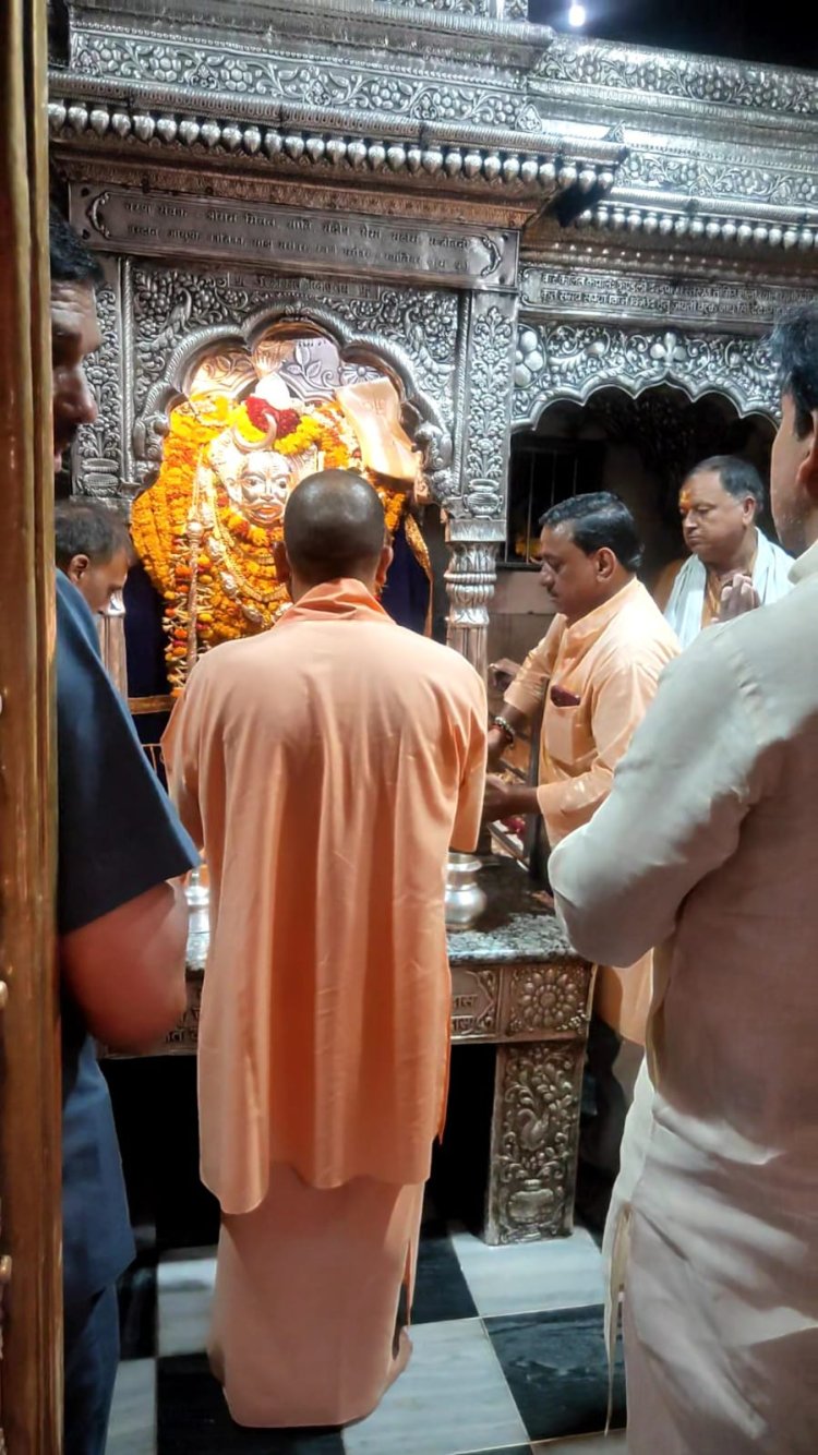 CM योगी आदित्यनाथ ने काशी कोतवाल बाबा काल भैरव के दरबार में टेका मत्था...