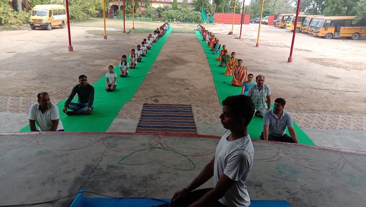 बाल विद्यालय माध्यमिक स्कूल में मनाया गया योग दिवस, योग को अपनाने का लिया संकल्प...