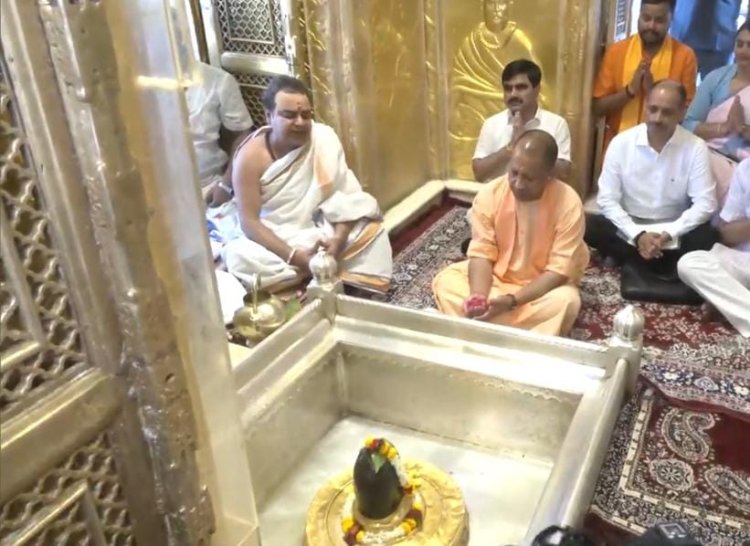 CM योगी ने वाराणसी पहुंचते ही लिया श्री काशी विश्वनाथ और बाबा कालभैरव का आशीर्वाद...