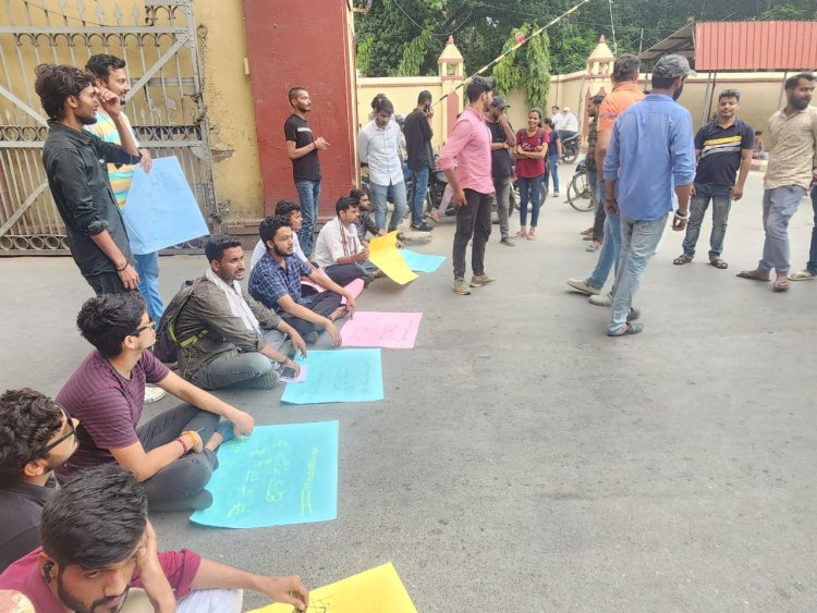 BHU पत्रकारिता विभाग की विभागाध्यक्ष के खिलाफ छात्रों ने सिंहद्वार पर दिया धरना, HOD को हटाने की मांग...