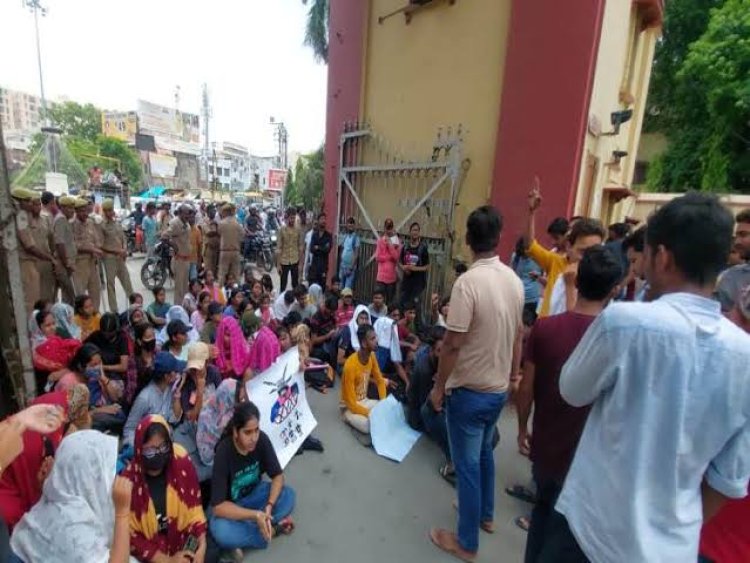 BHU: धरनारत B.Voc. के छात्रों पर विश्वविद्यालय ने करवाई FIR, ABVP ने छात्रों का समर्थन कर विवि का किया विरोध...