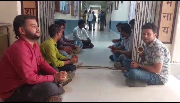 भगवा गमछा ले जाने पर क्लास से प्रोफेसर ने किया बाहर, BHU में राजनीति विज्ञान विभाग के छात्रों ने कीर्तन कर जताया विरोध...