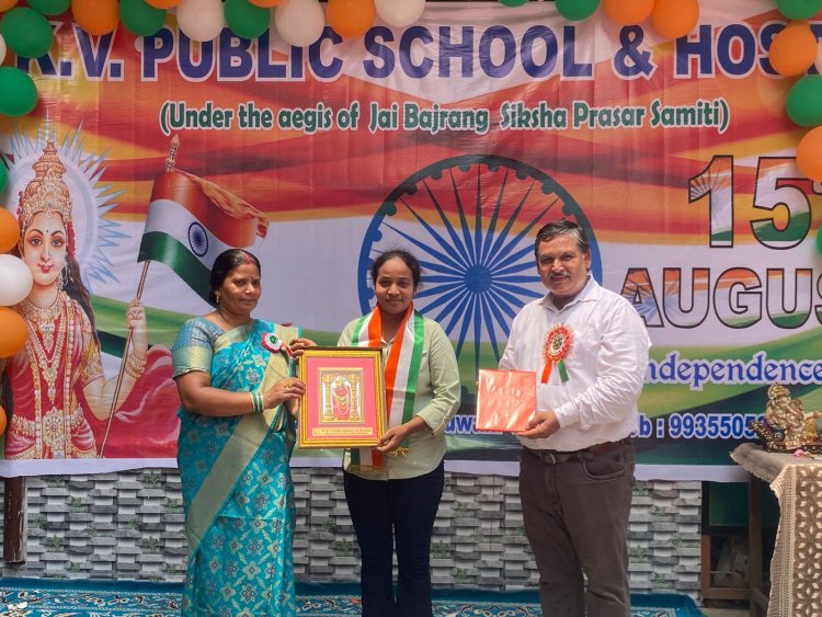स्वतंत्रता दिवस पर के वी पब्लिक स्कूल के छात्रों ने दिखाई प्रतिभा, बीएड परीक्षा में प्रथम स्थान प्राप्त करने वाली शालिनी की गई सम्मानित